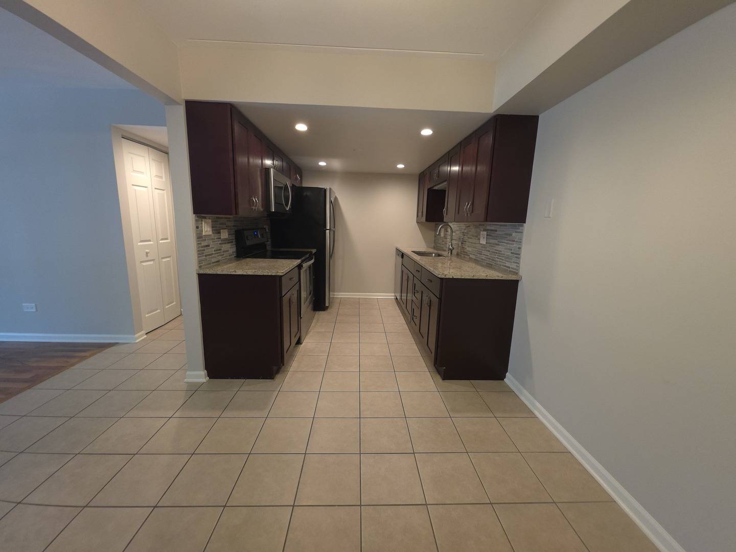 1675 Kiowa CIR #103, Naperville, IL 60565