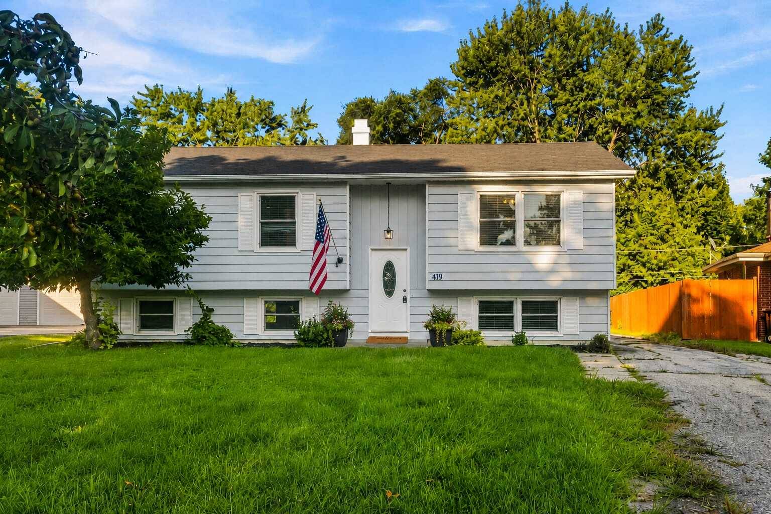 419 Deerpath DR, Lindenhurst, IL 60046