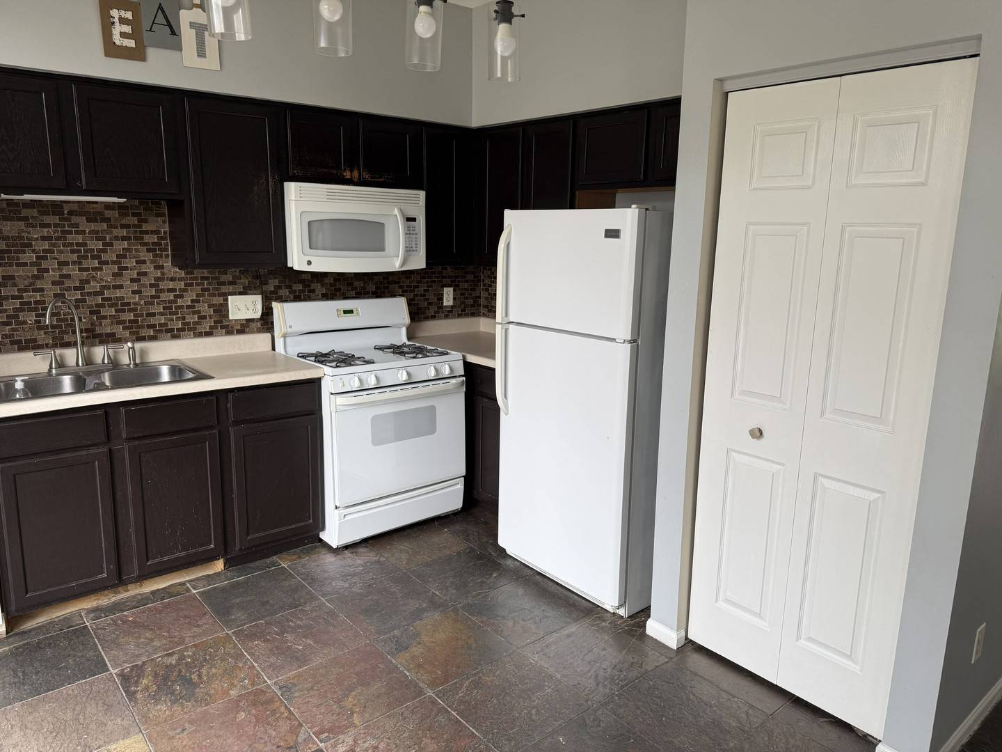 384 Reston CIR, Romeoville, IL 60446