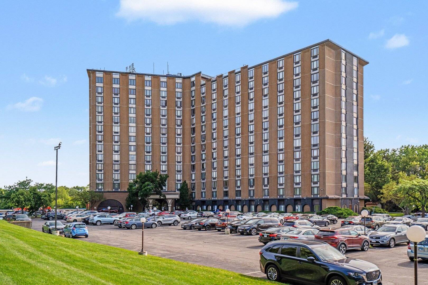 1 Renaissance PL #3G, Palatine, IL 60067