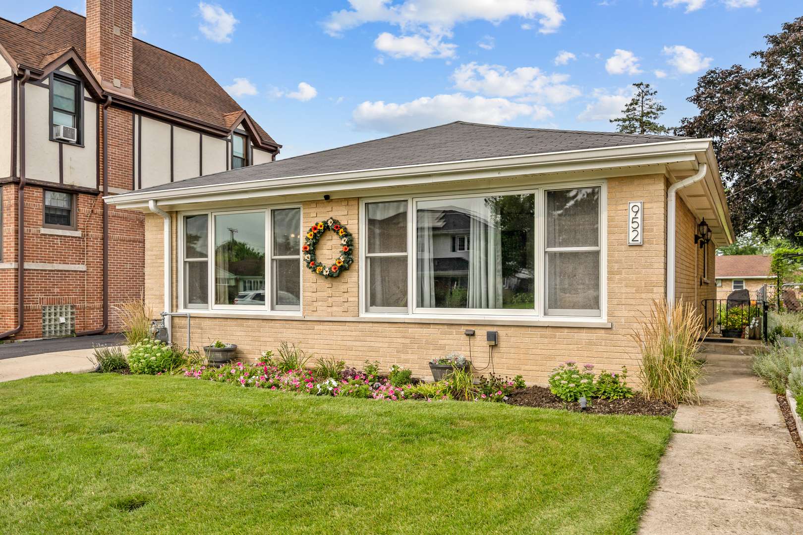 952 W Grant DR, Des Plaines, IL 60016