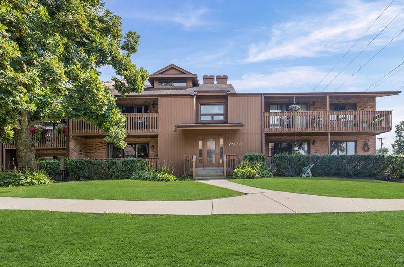 7970 Garfield AVE #102, Burr Ridge, IL 60527