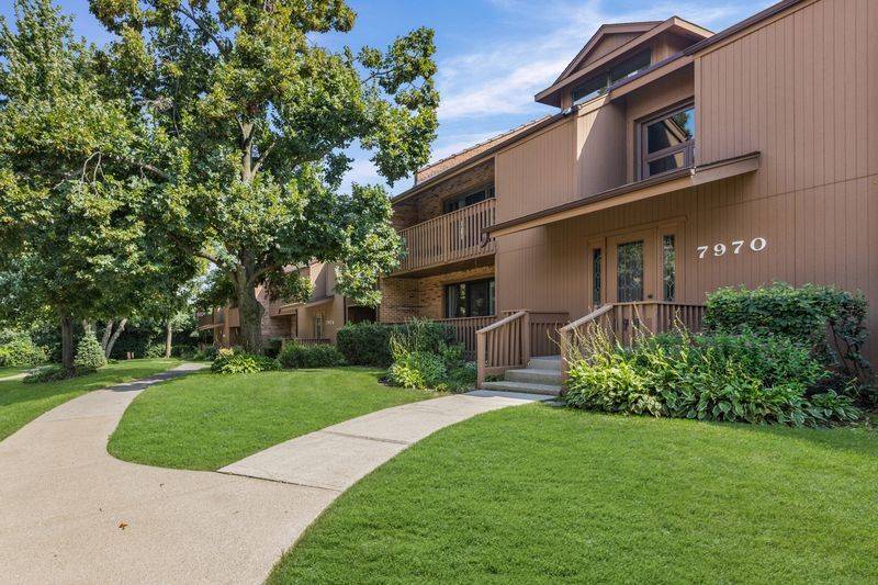 7970 Garfield AVE #102, Burr Ridge, IL 60527