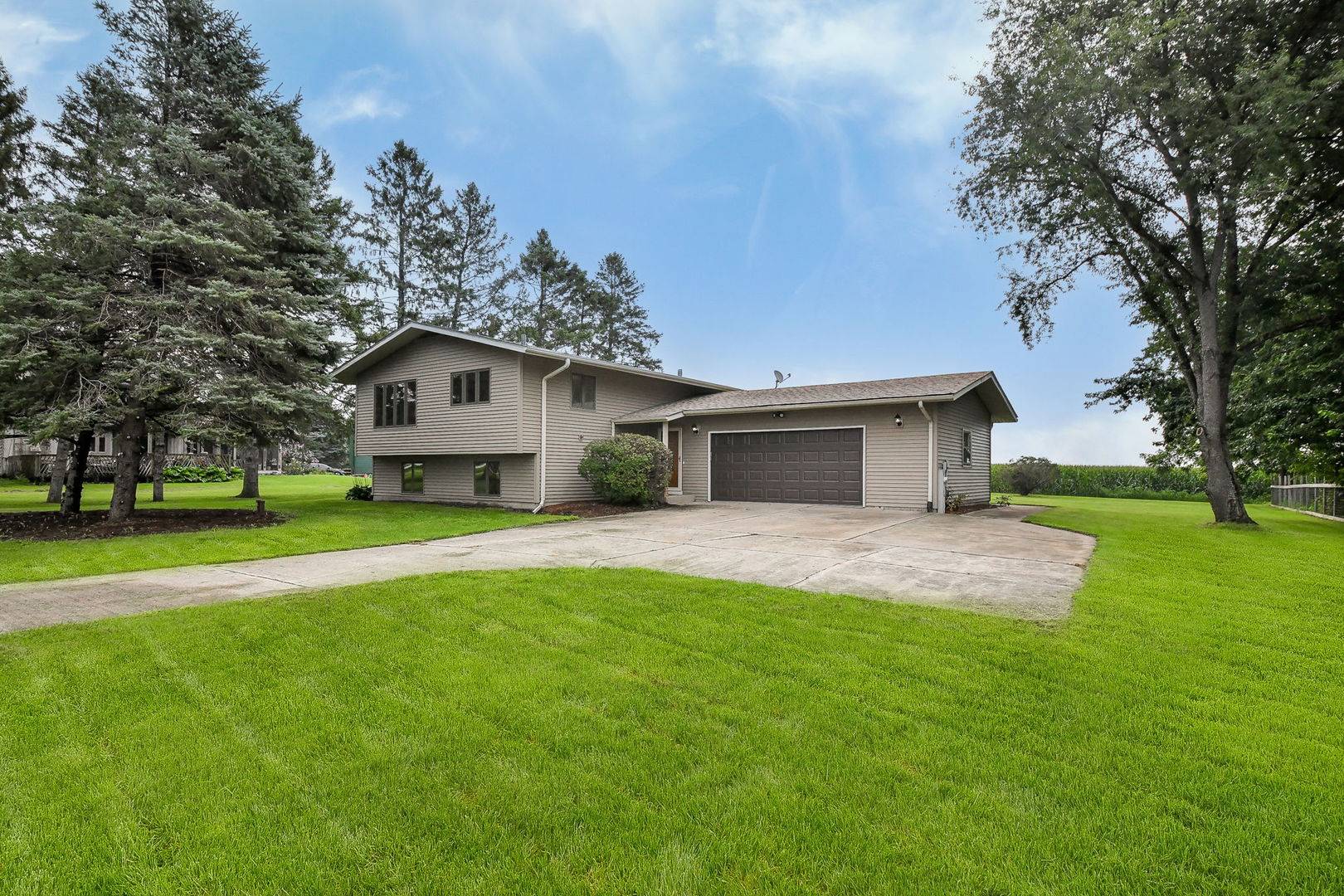 2S557 Bliss RD, Sugar Grove, IL 60554