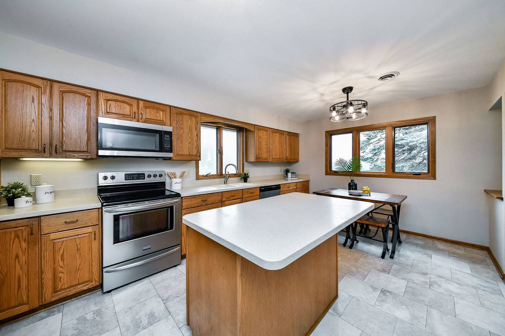 2S557 Bliss RD, Sugar Grove, IL 60554