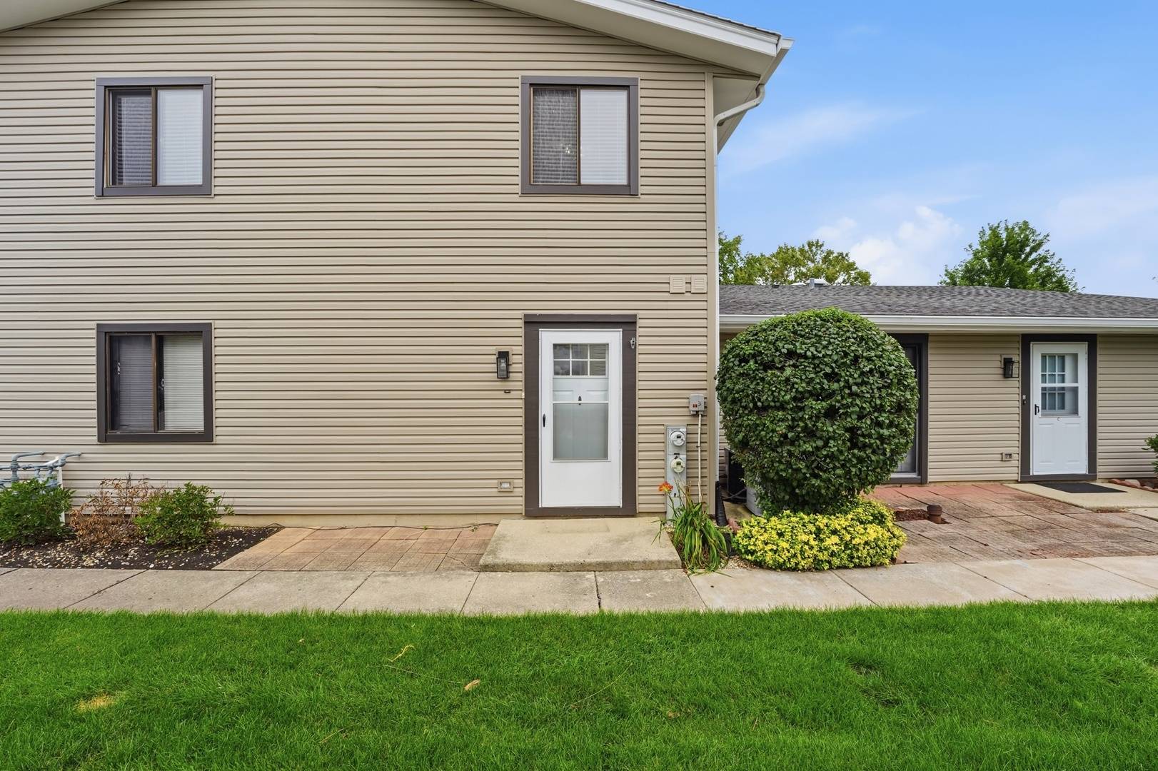 124 Fairlane CT #D, Bloomingdale, IL 60108