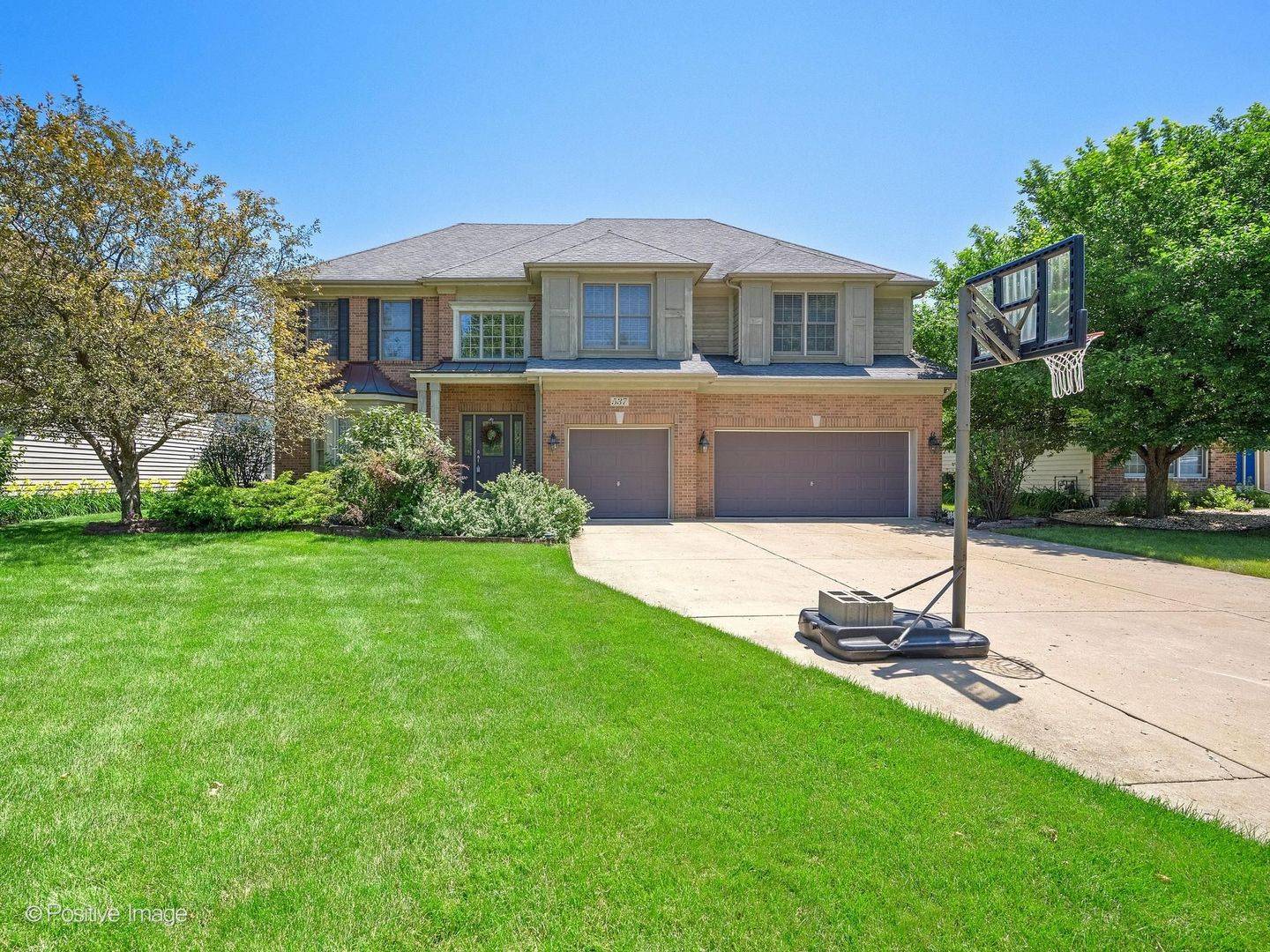 537 N Sycamore LN, North Aurora, IL 60542