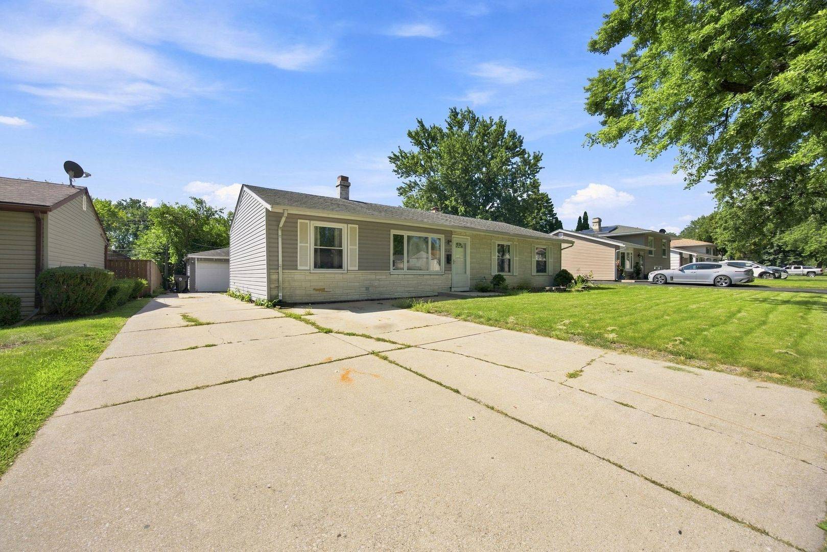 1725 Evergreen AVE, Hanover Park, IL 60133