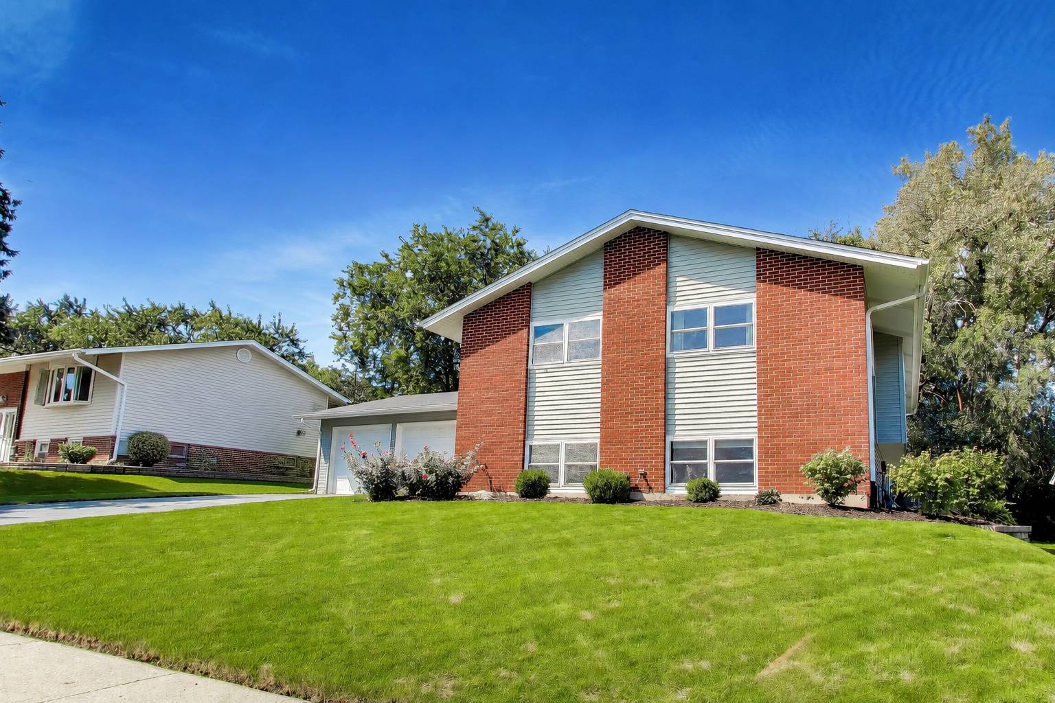 6402 Bradley DR, Woodridge, IL 60517