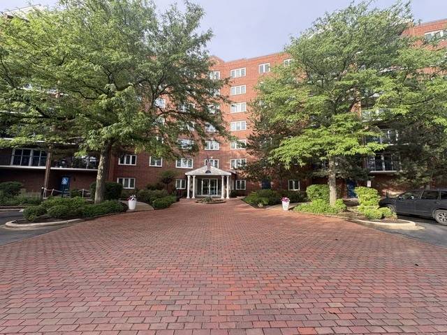 6701 N Milwaukee AVE #303, Niles, IL 60714