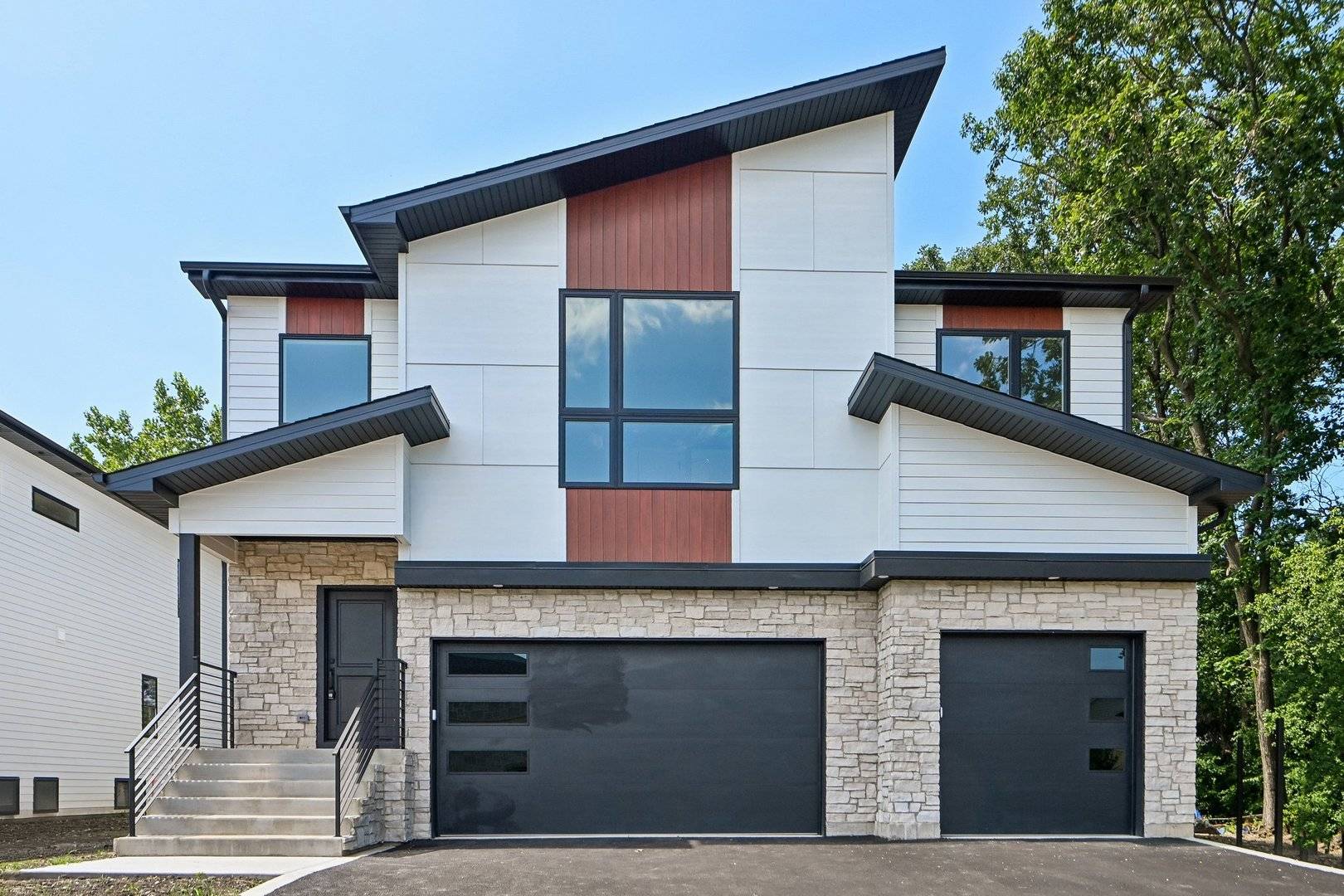 134 Pine LN, Wood Dale, IL 60191