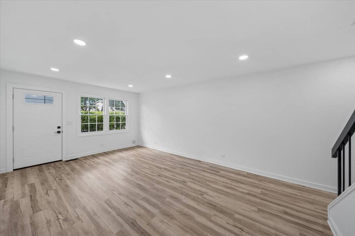 185 College DR #B, Bloomingdale, IL 60108