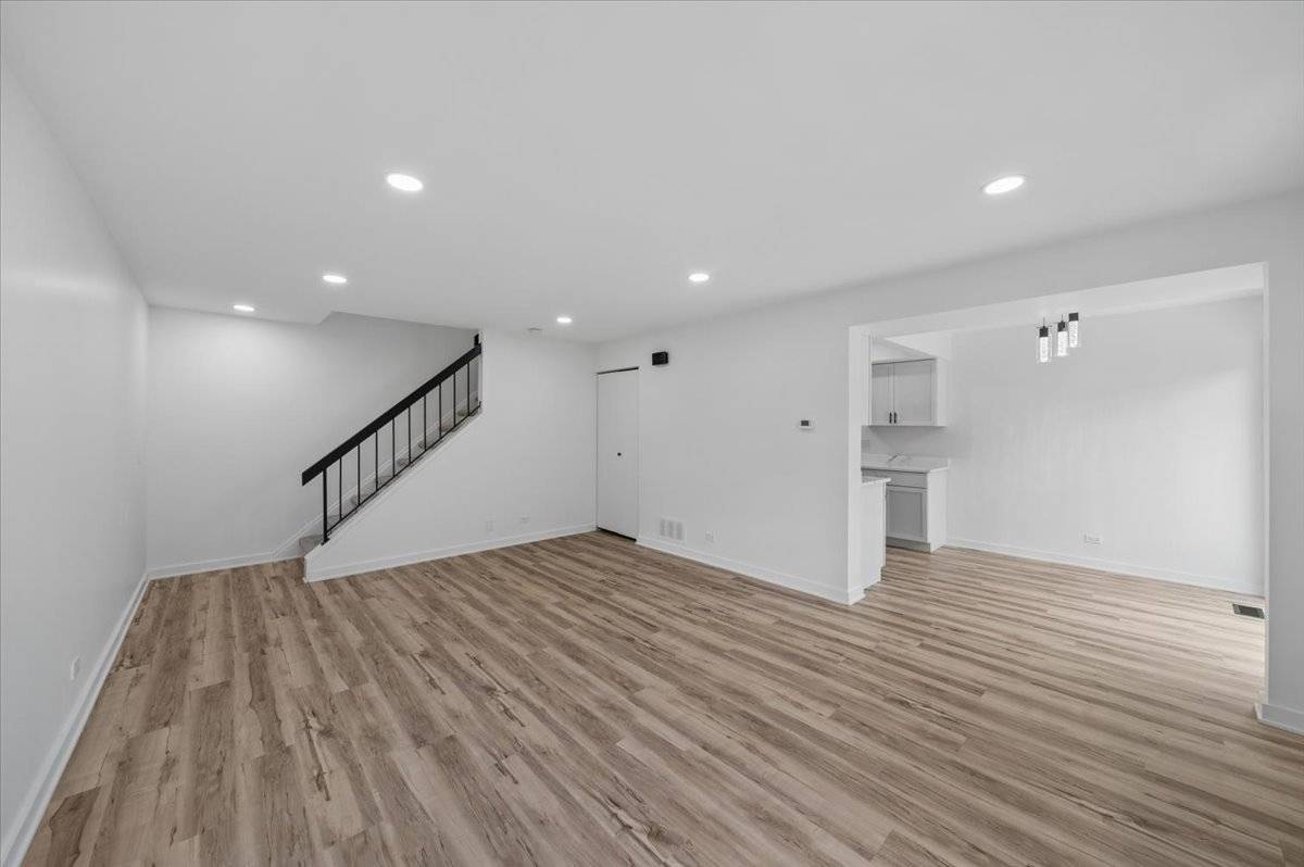 185 College DR #B, Bloomingdale, IL 60108