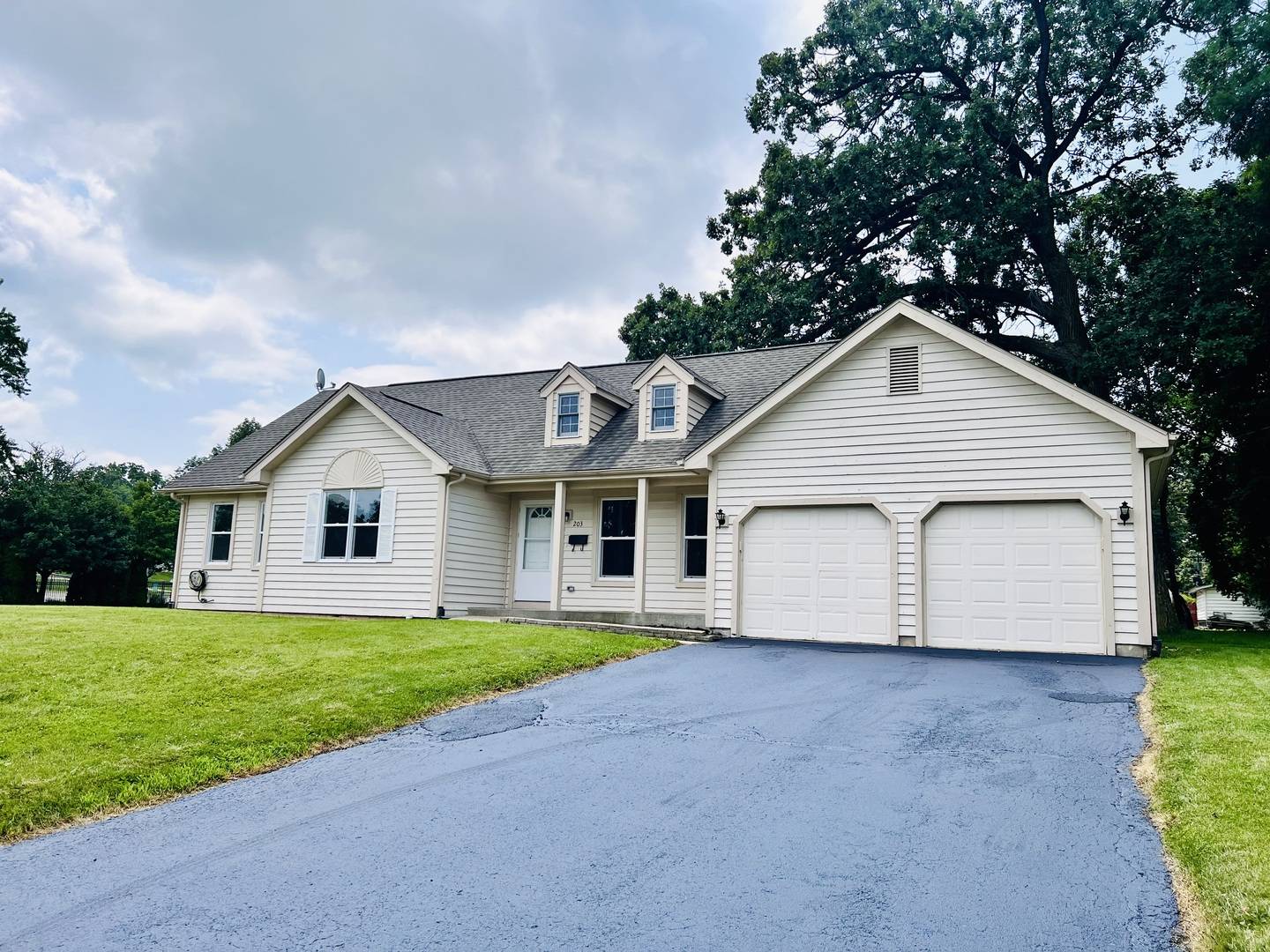 203 E Harrison ST, Harvard, IL 60033