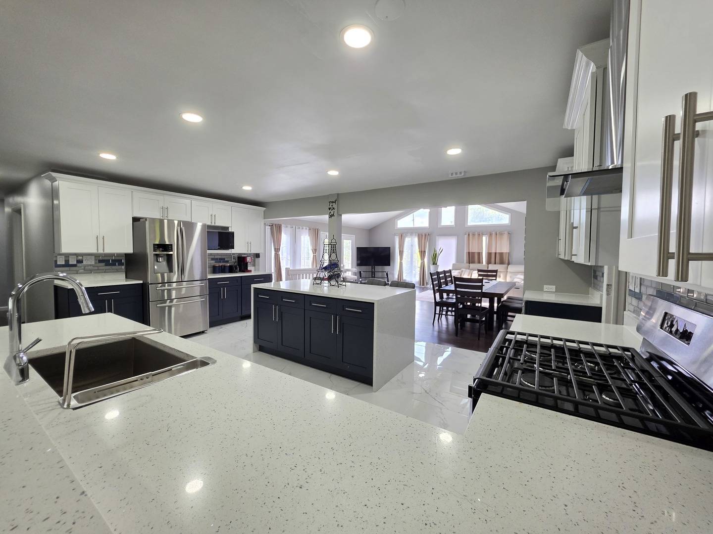 2301 Greenbriar LN, Lindenhurst, IL 60046