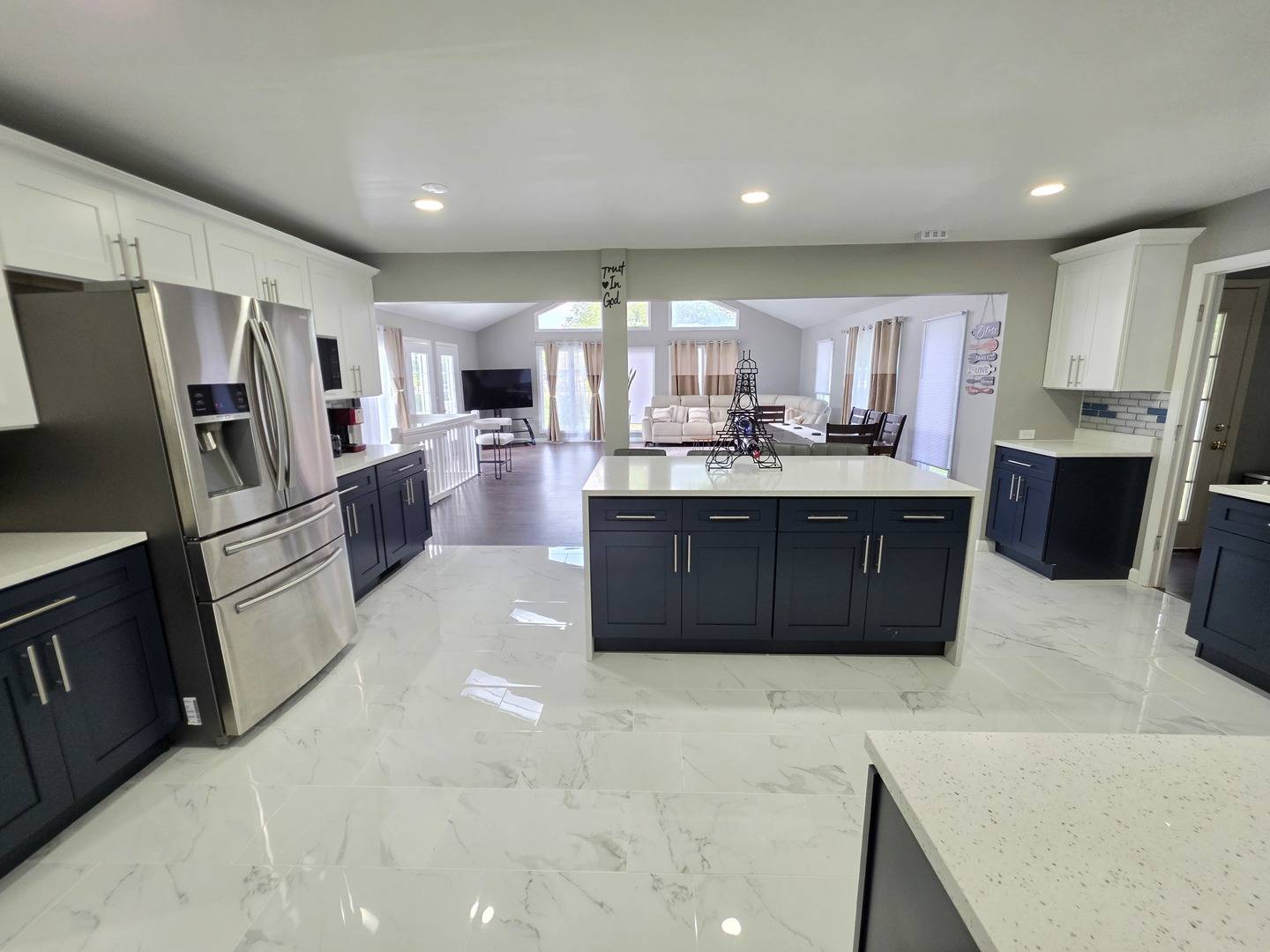 2301 Greenbriar LN, Lindenhurst, IL 60046