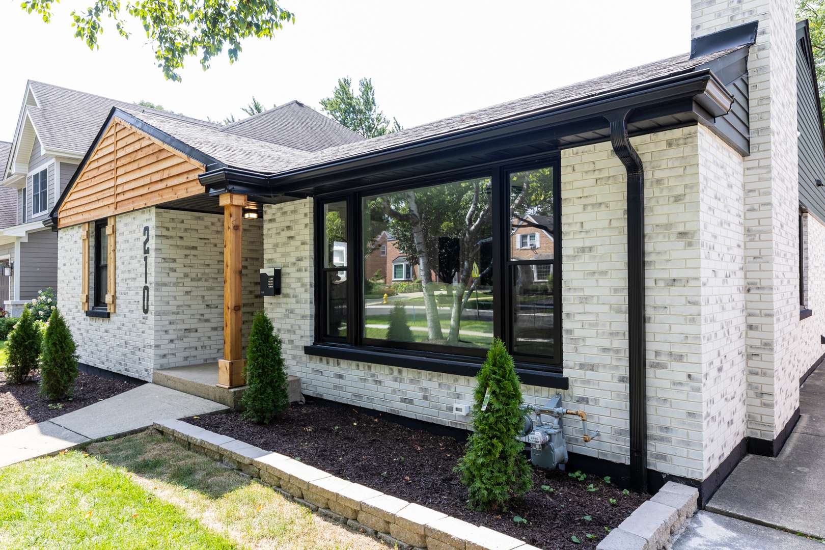 210 S Wa Pella AVE, Mount Prospect, IL 60056