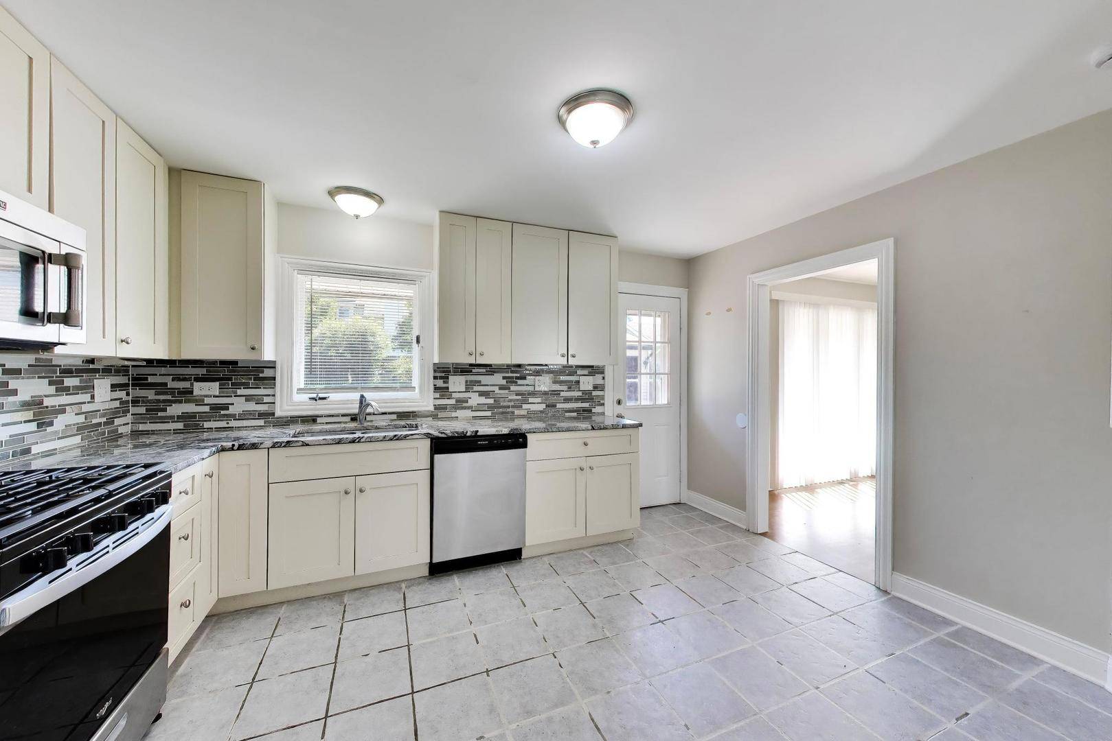 655 Thornwood DR, Buffalo Grove, IL 60089