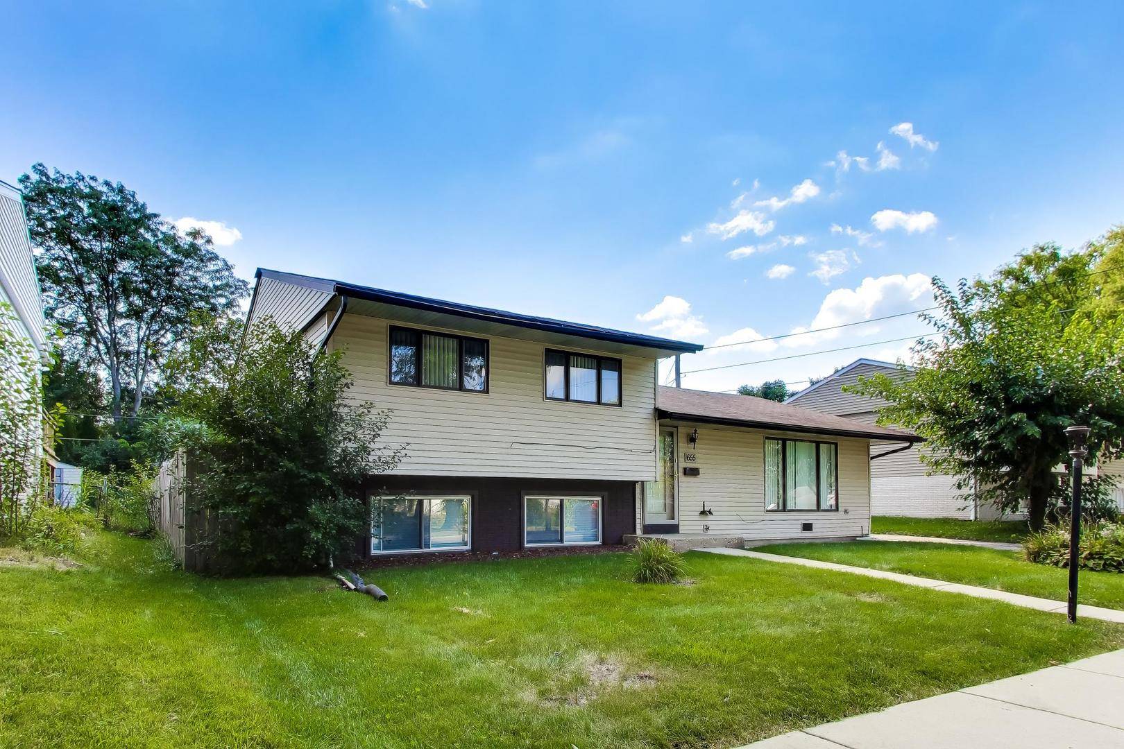 655 Thornwood DR, Buffalo Grove, IL 60089