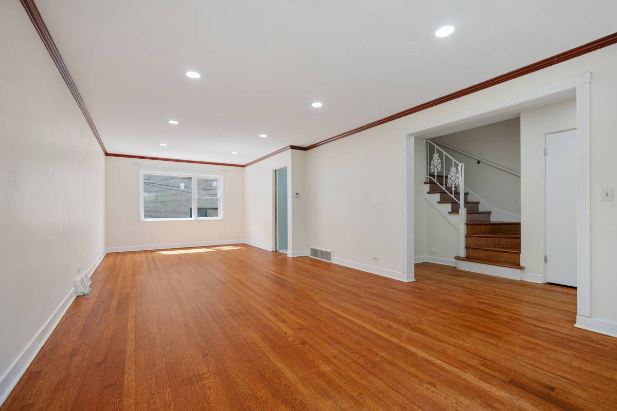 7248 N Ridge BLVD, Chicago, IL 60645