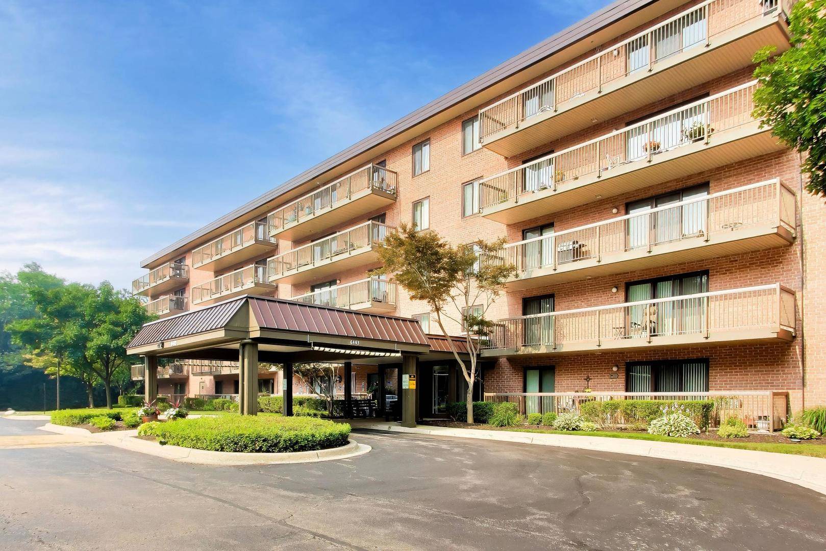6443 Clarendon Hills RD #301C, Willowbrook, IL 60527