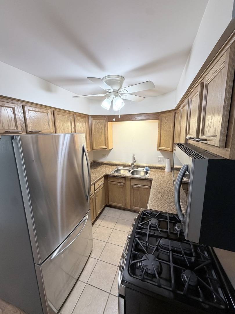 7005 99th ST #2W, Chicago Ridge, IL 60415