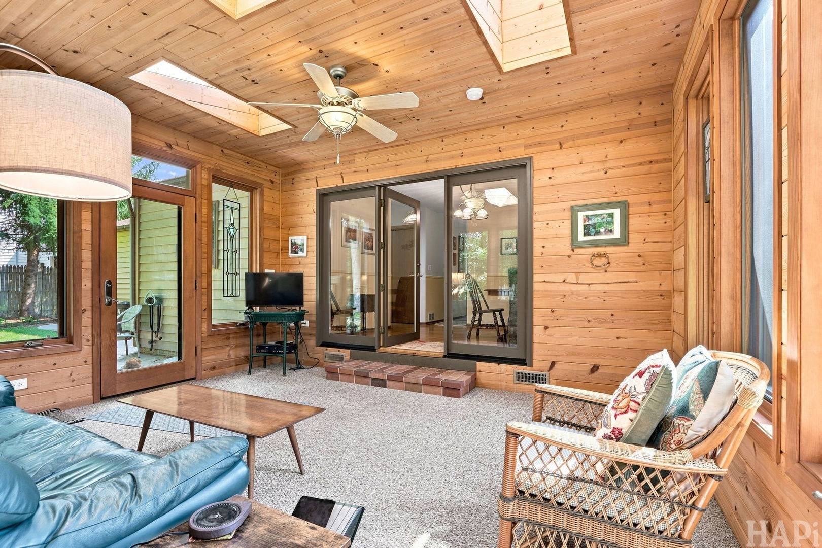 564 Wilson AVE, Park City, IL 60085