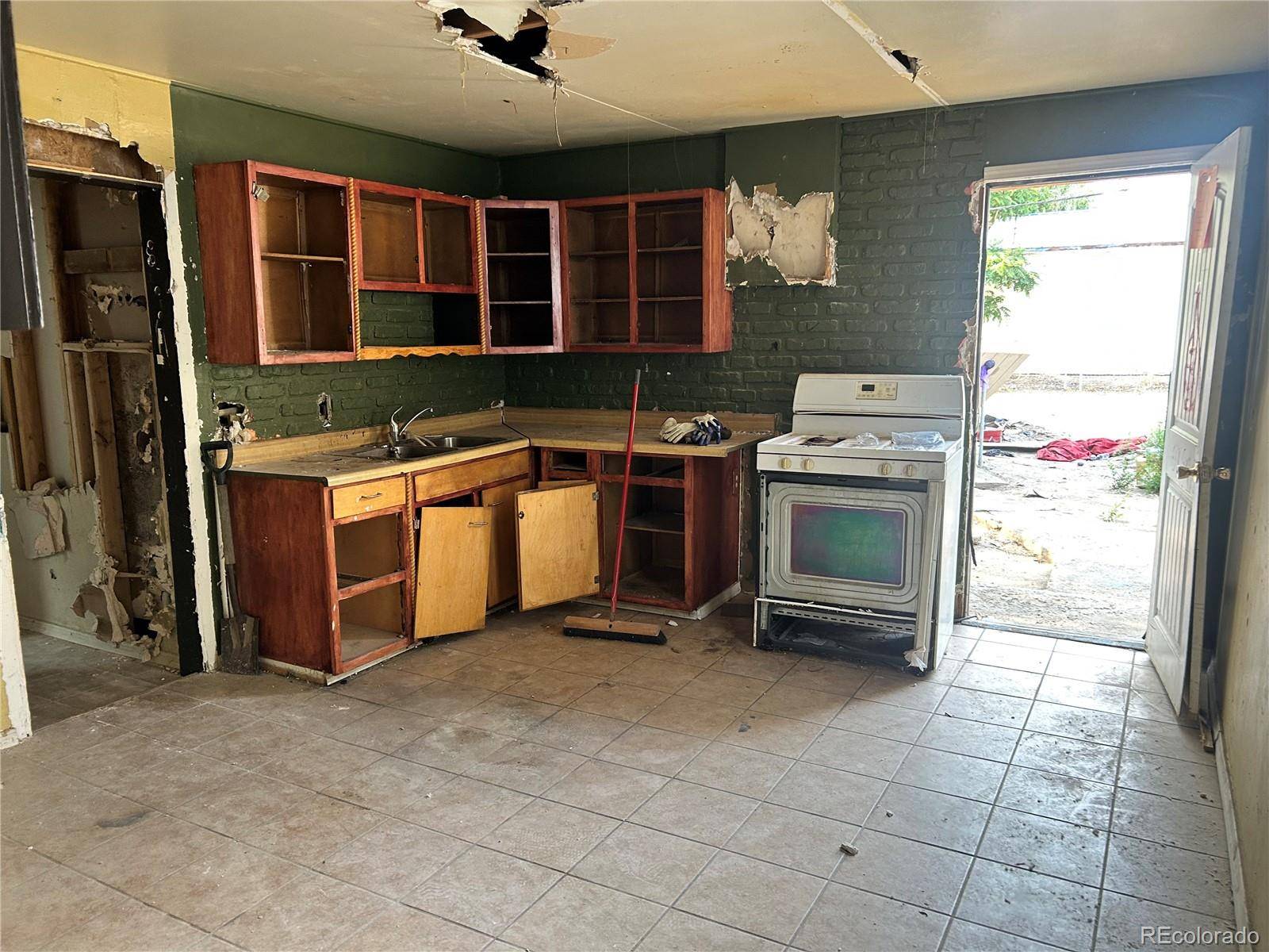 619 E 11th ST, Pueblo, CO 81001