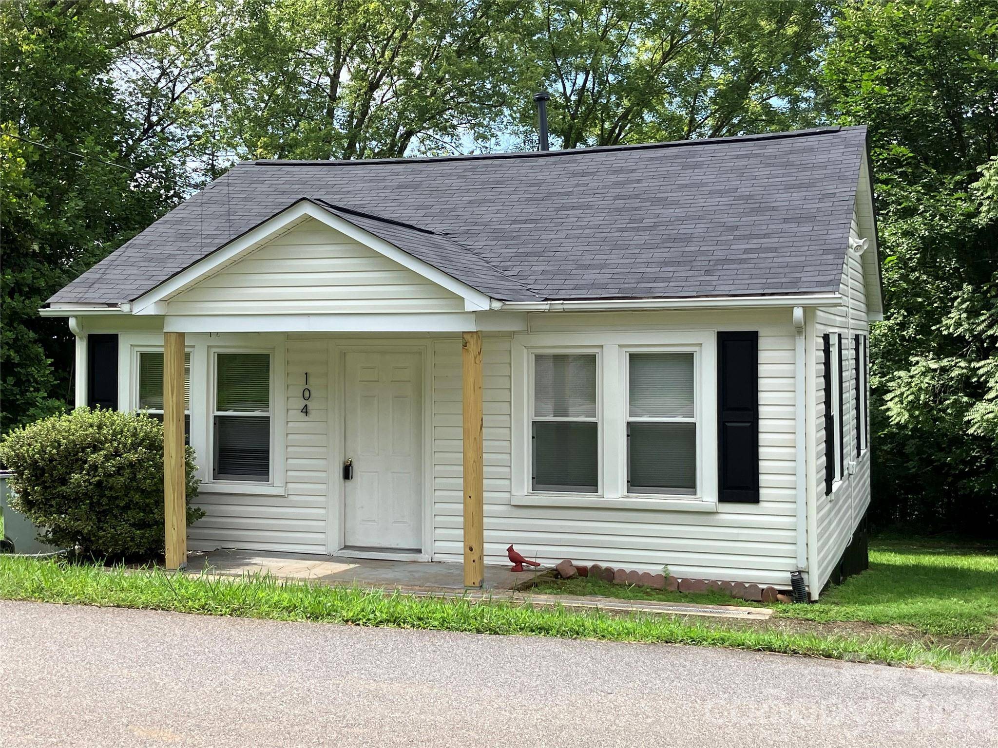 104 Countryside DR SE, Lenoir, NC 28645