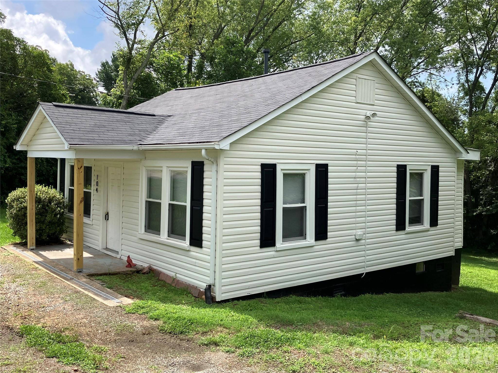 104 Countryside DR SE, Lenoir, NC 28645