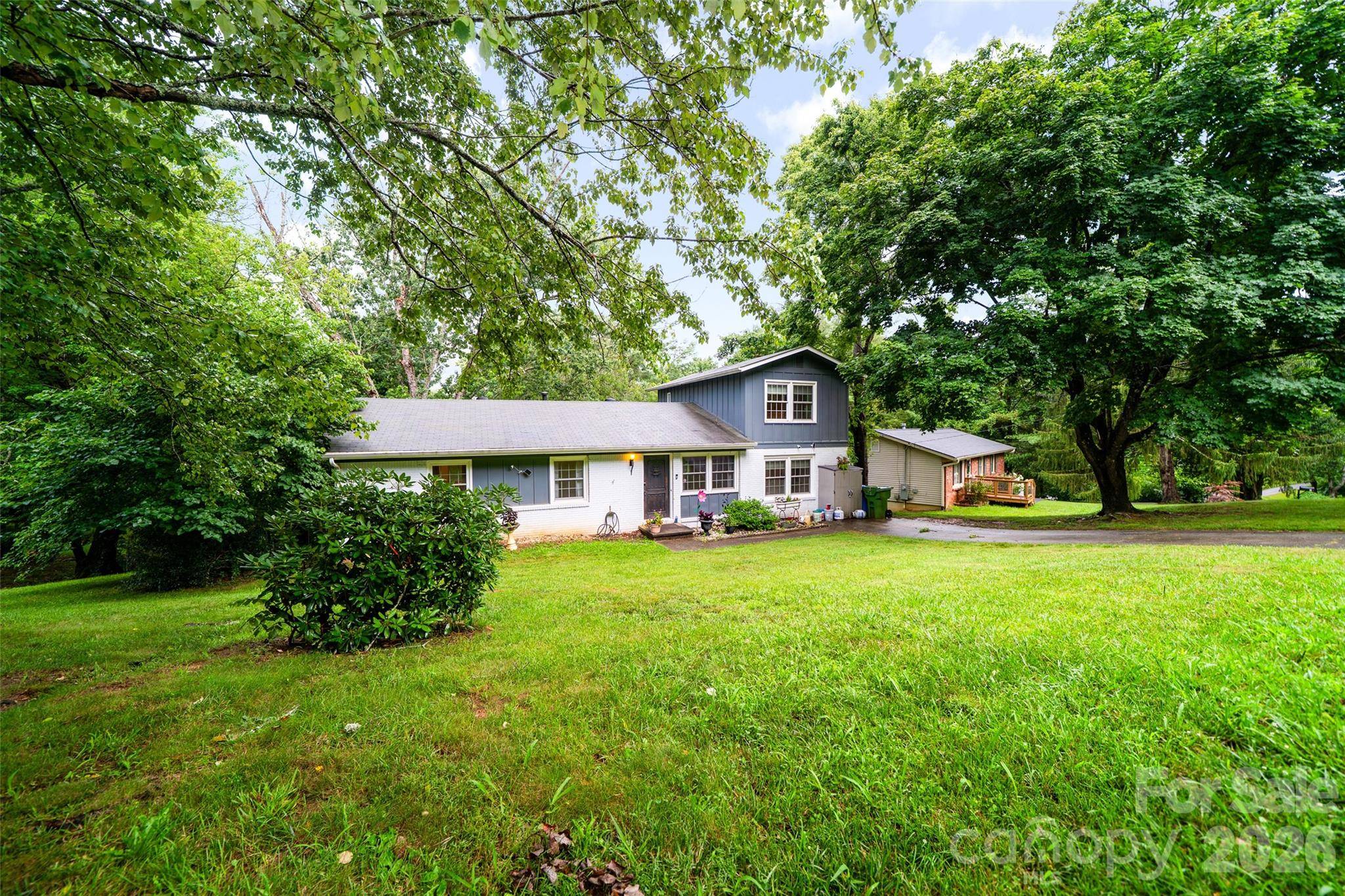 6 Hillview CIR, Asheville, NC 28805