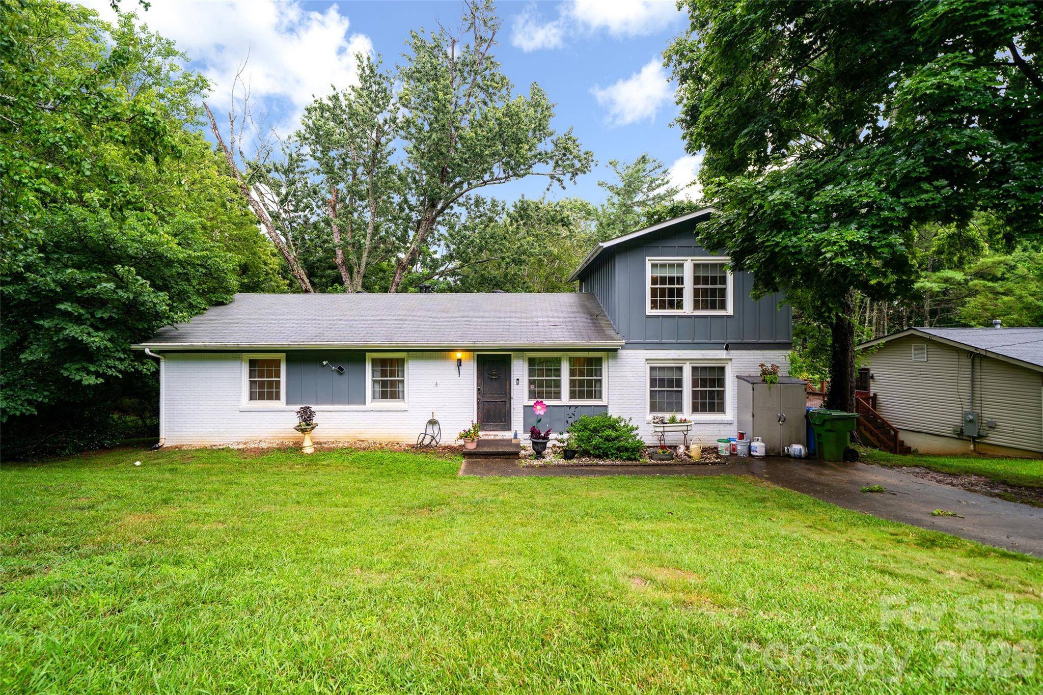 6 Hillview CIR, Asheville, NC 28805