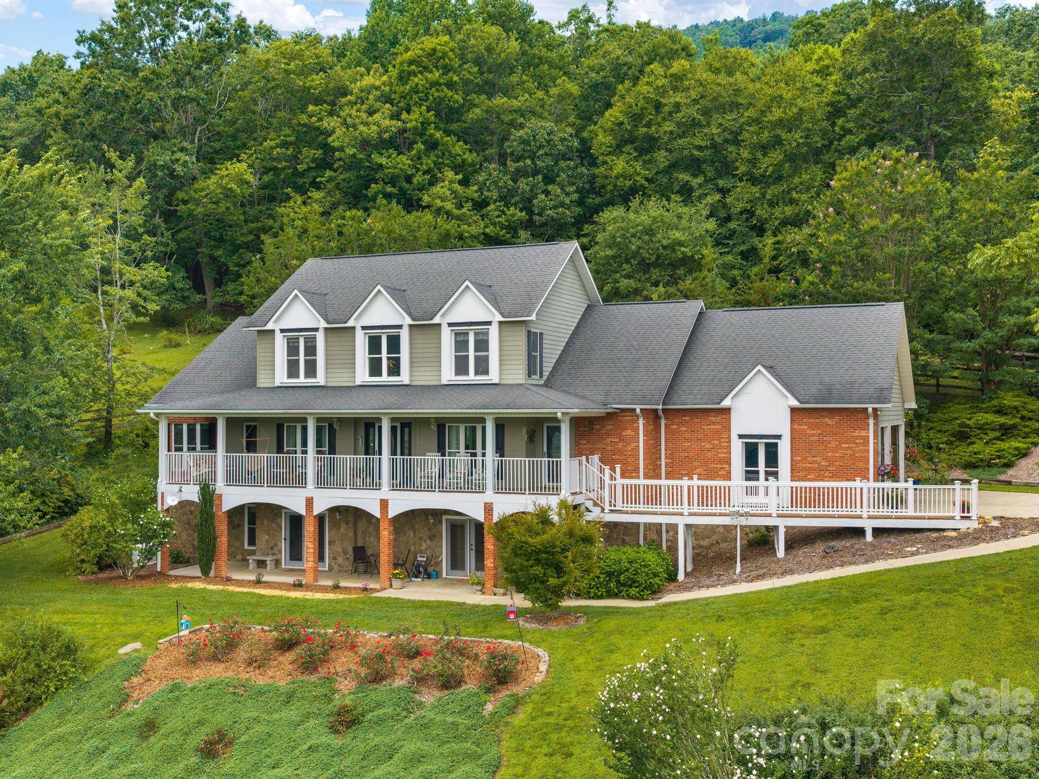 24 Nesbitts Olde Farm RD, Fairview, NC 28730