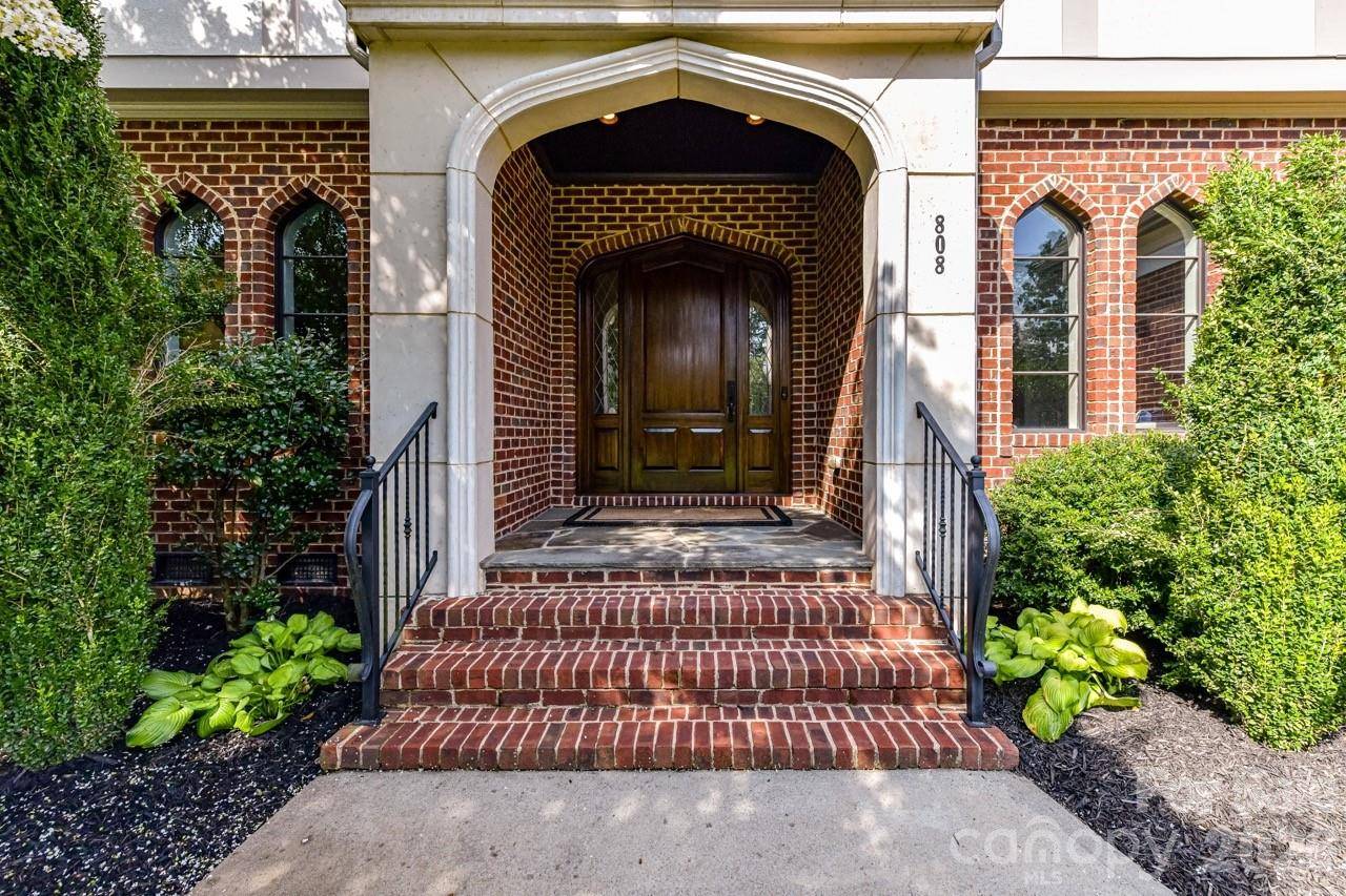 808 Huntington Park DR, Charlotte, NC 28211
