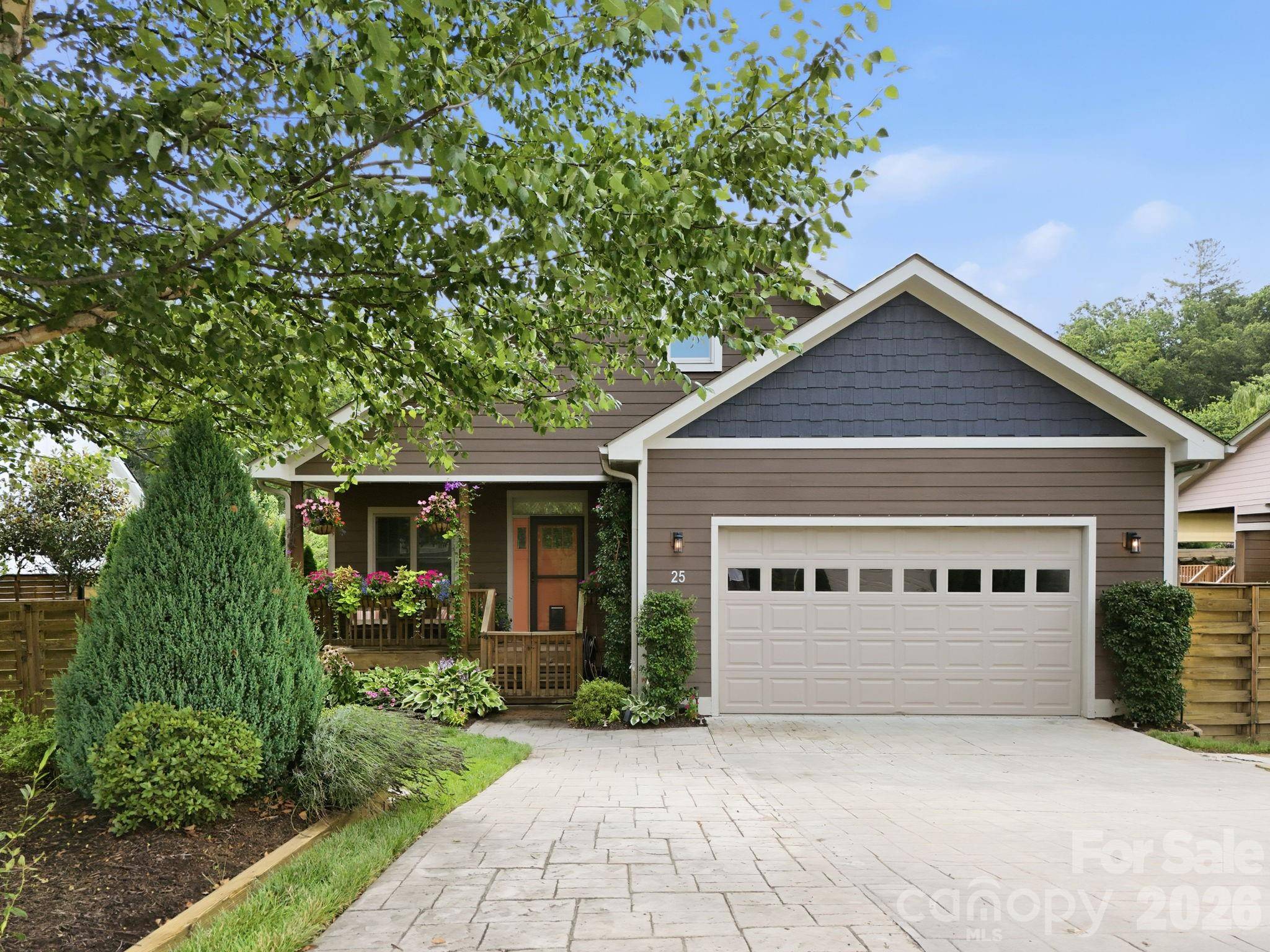 25 Linn Garden LN, Swannanoa, NC 28778