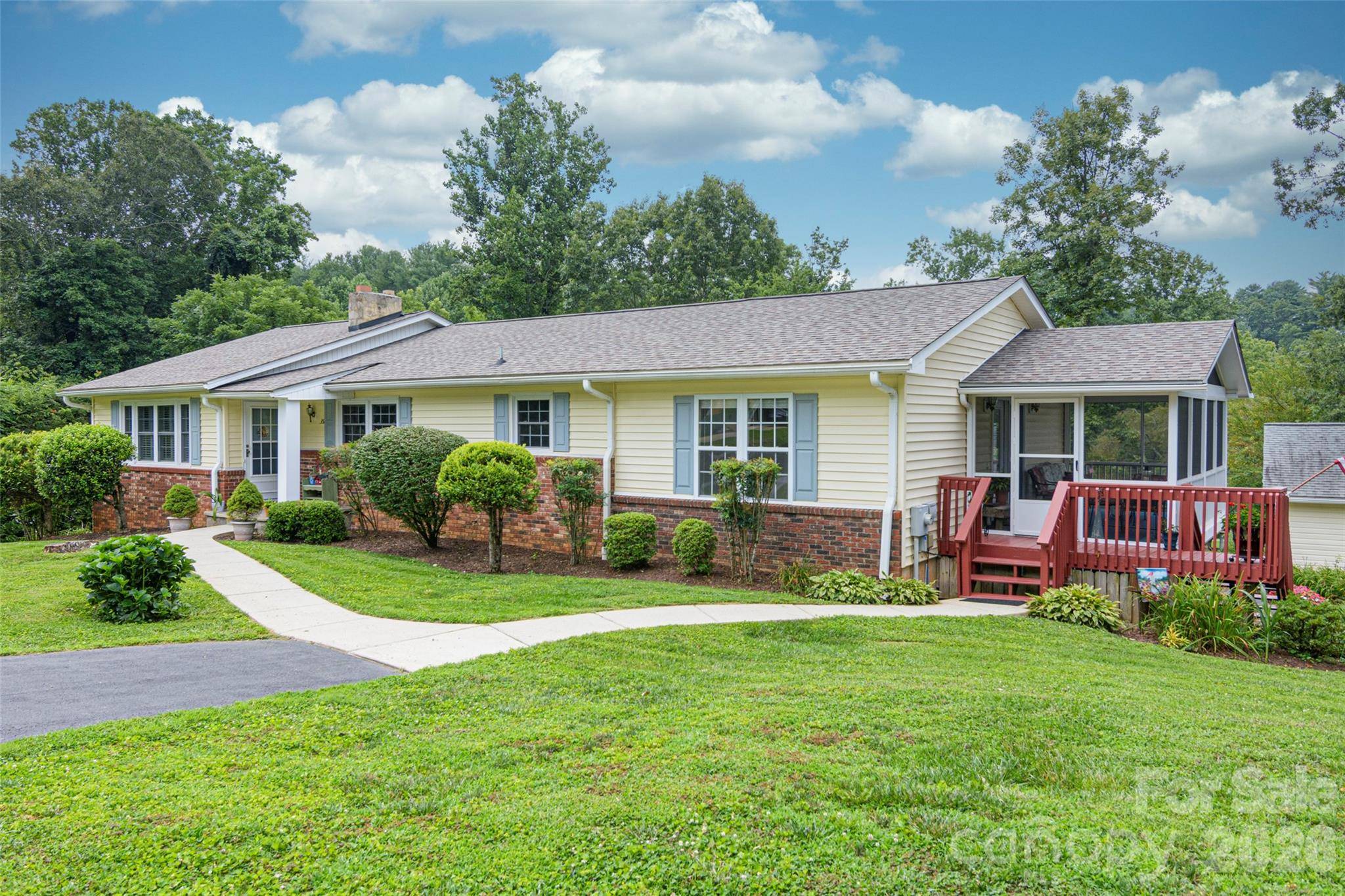 352 Cedar LN, Arden, NC 28704