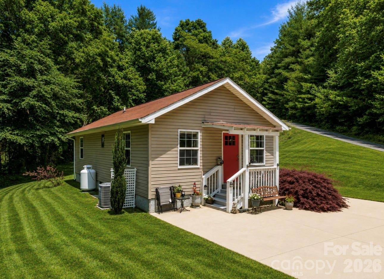 54 Thad Johnson RD, Saluda, NC 28773