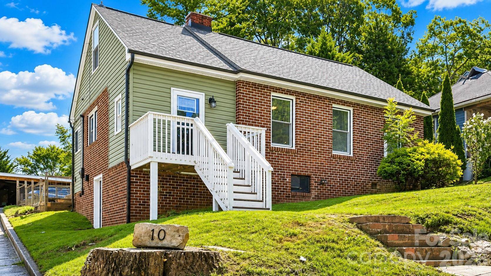 10 Enka Oak ST, Candler, NC 28715