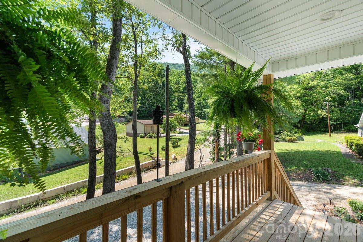 98 Dryid Hill RD, Swannanoa, NC 28778
