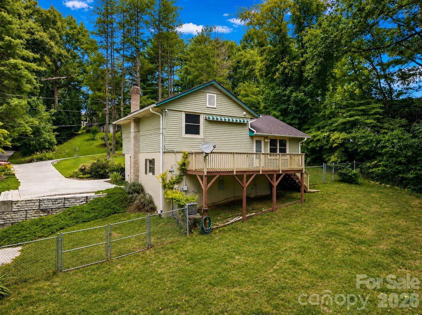 135 Plantation DR, Hendersonville, NC 28792