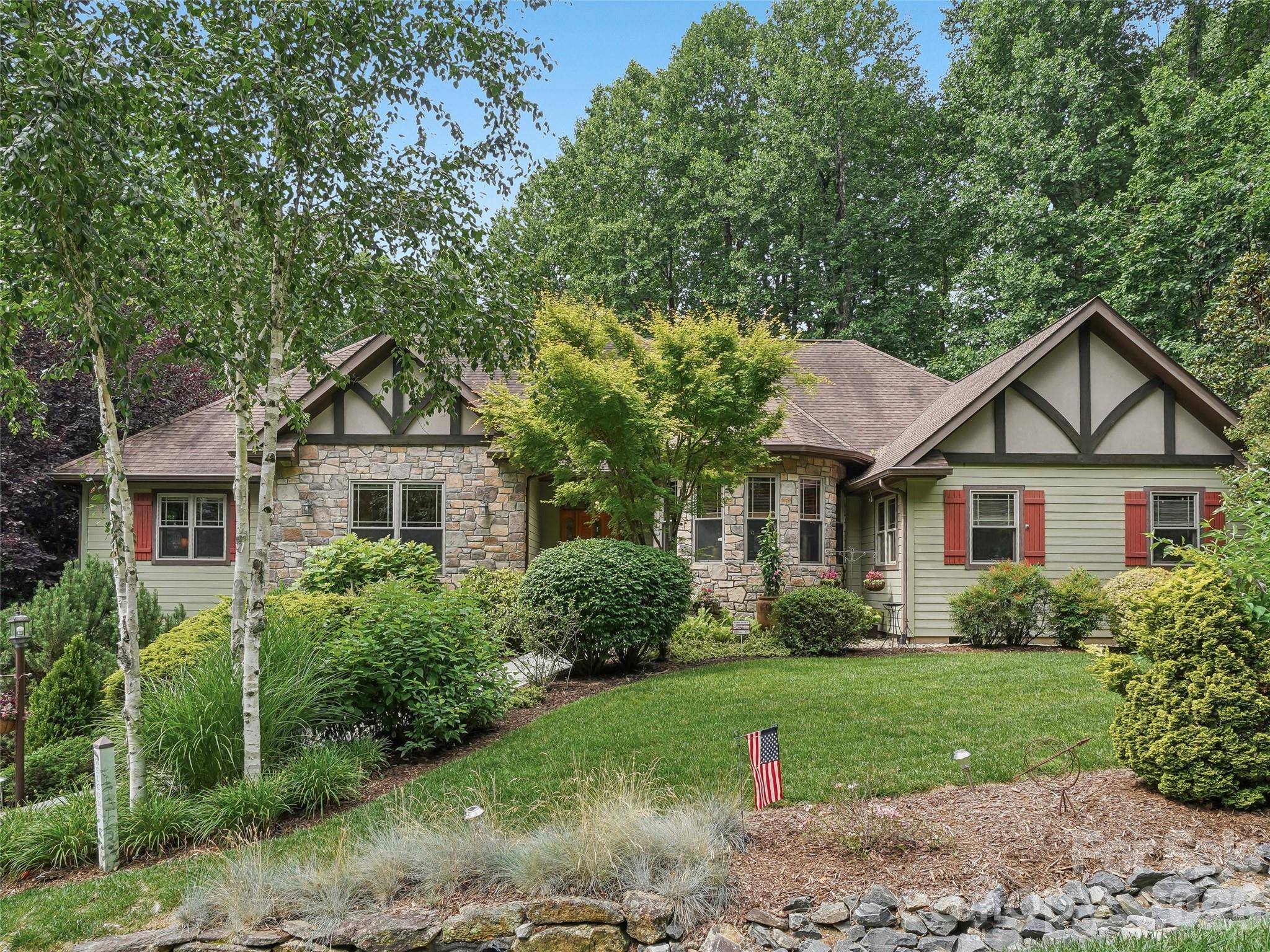 300 Pinnacle Peak LN, Flat Rock, NC 28731