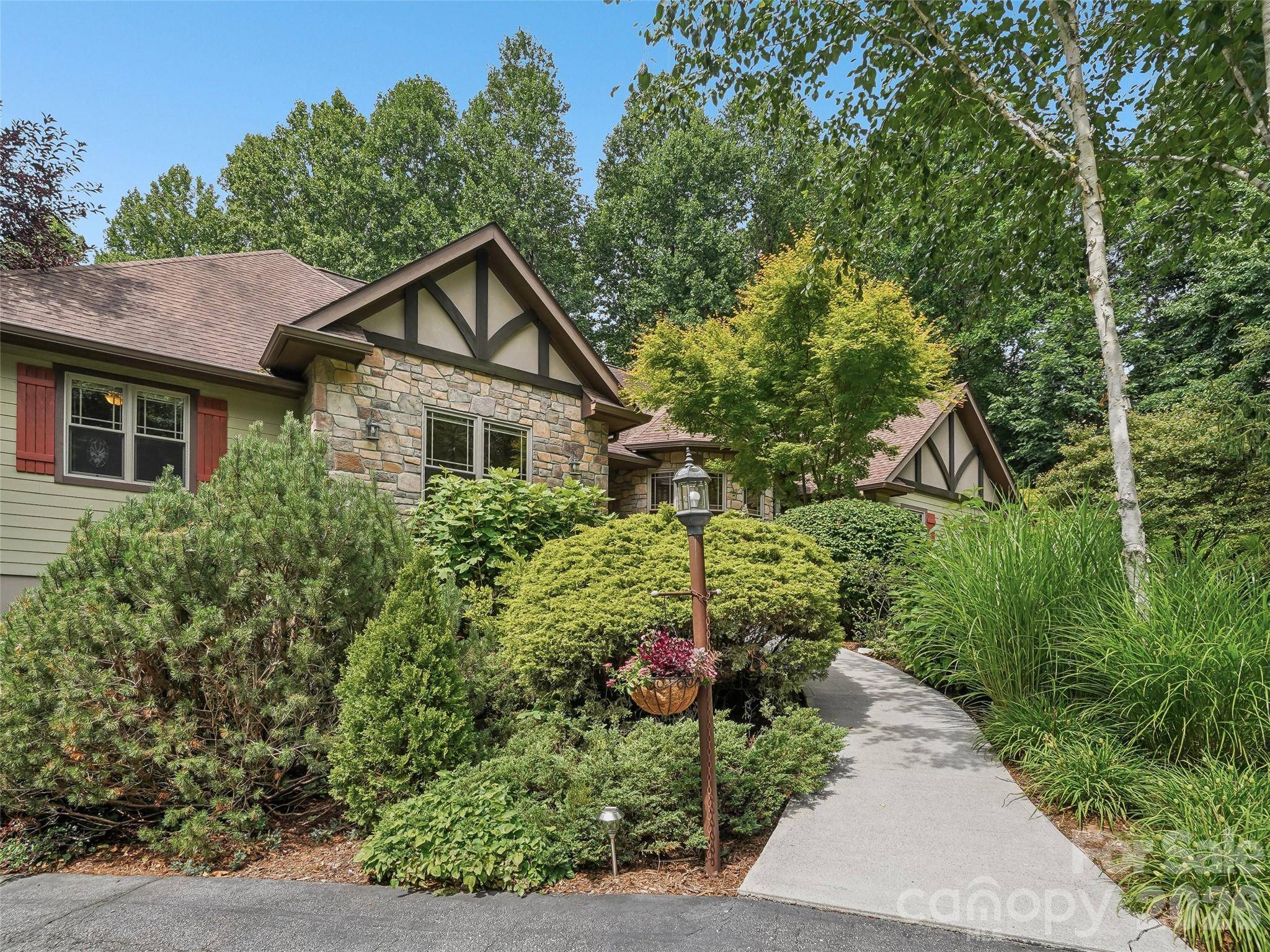 300 Pinnacle Peak LN, Flat Rock, NC 28731
