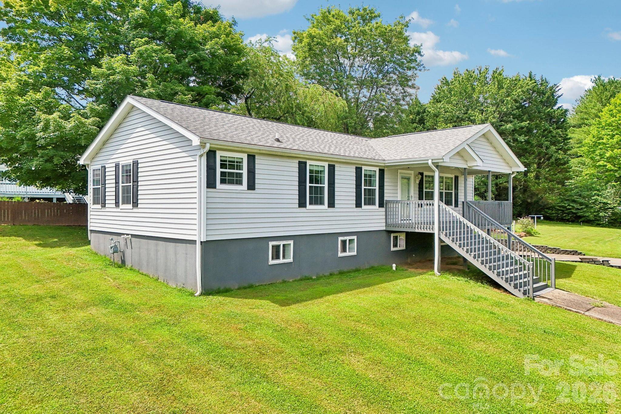 119 E Meadow LN, Horse Shoe, NC 28742