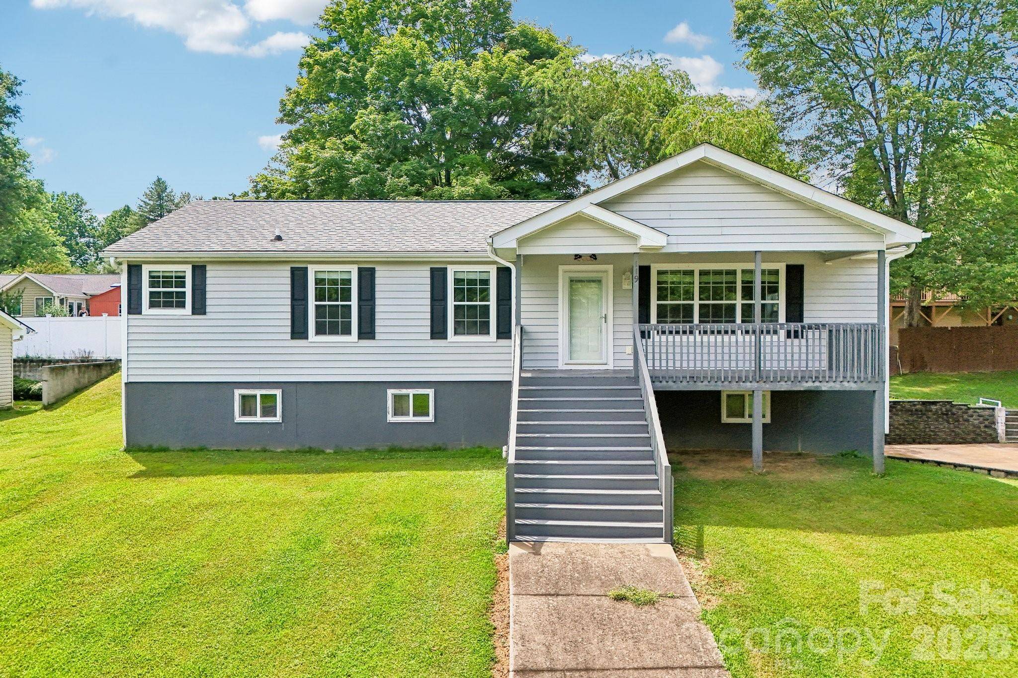 119 E Meadow LN, Horse Shoe, NC 28742