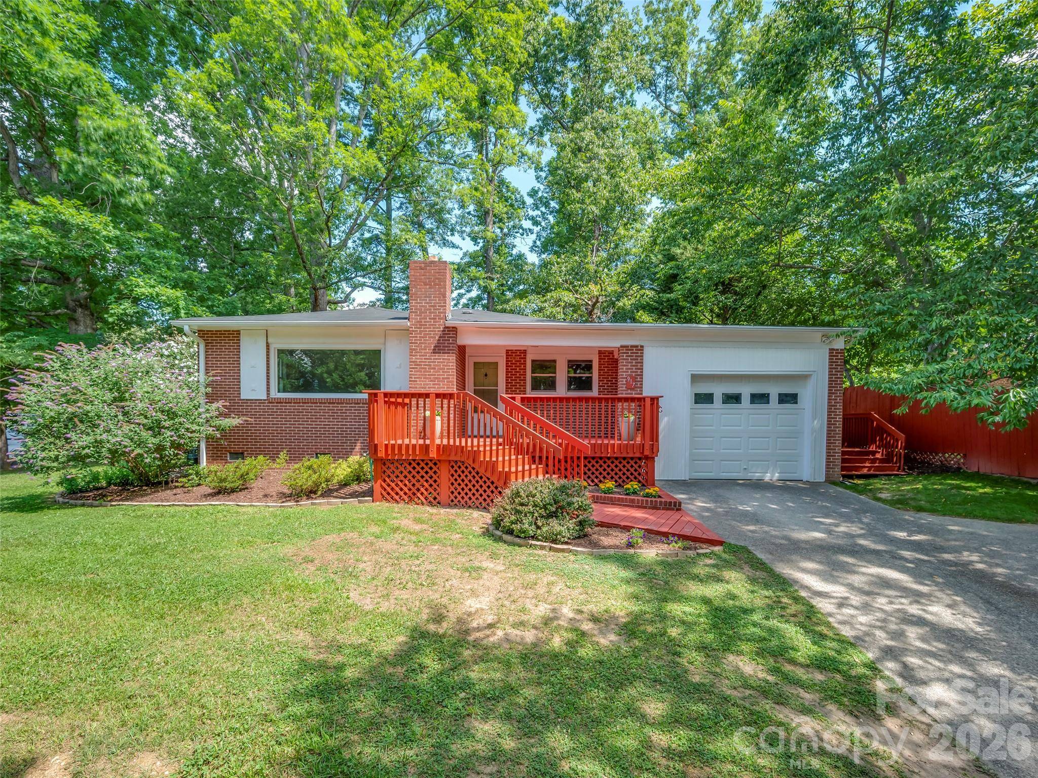 917 W Blue Ridge RD, East Flat Rock, NC 28726