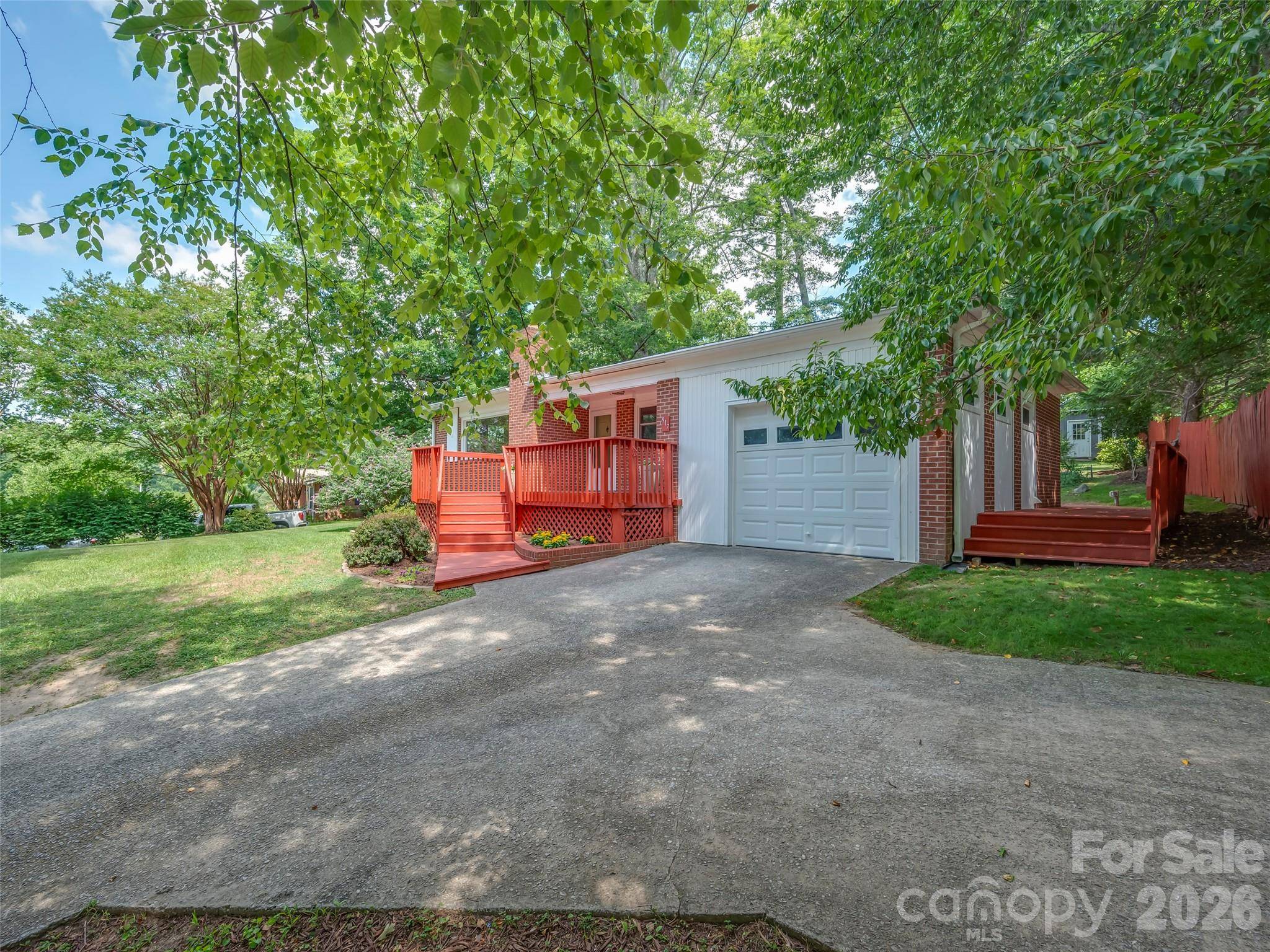 917 W Blue Ridge RD, East Flat Rock, NC 28726