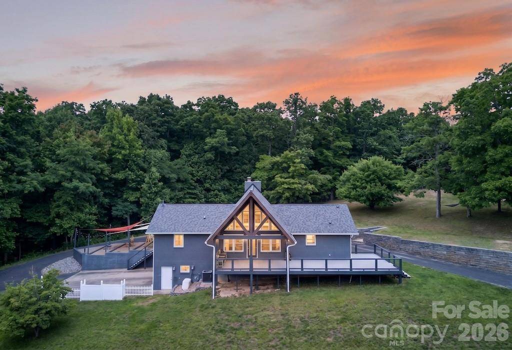 97 Whippoorwill LN, Fairview, NC 28730