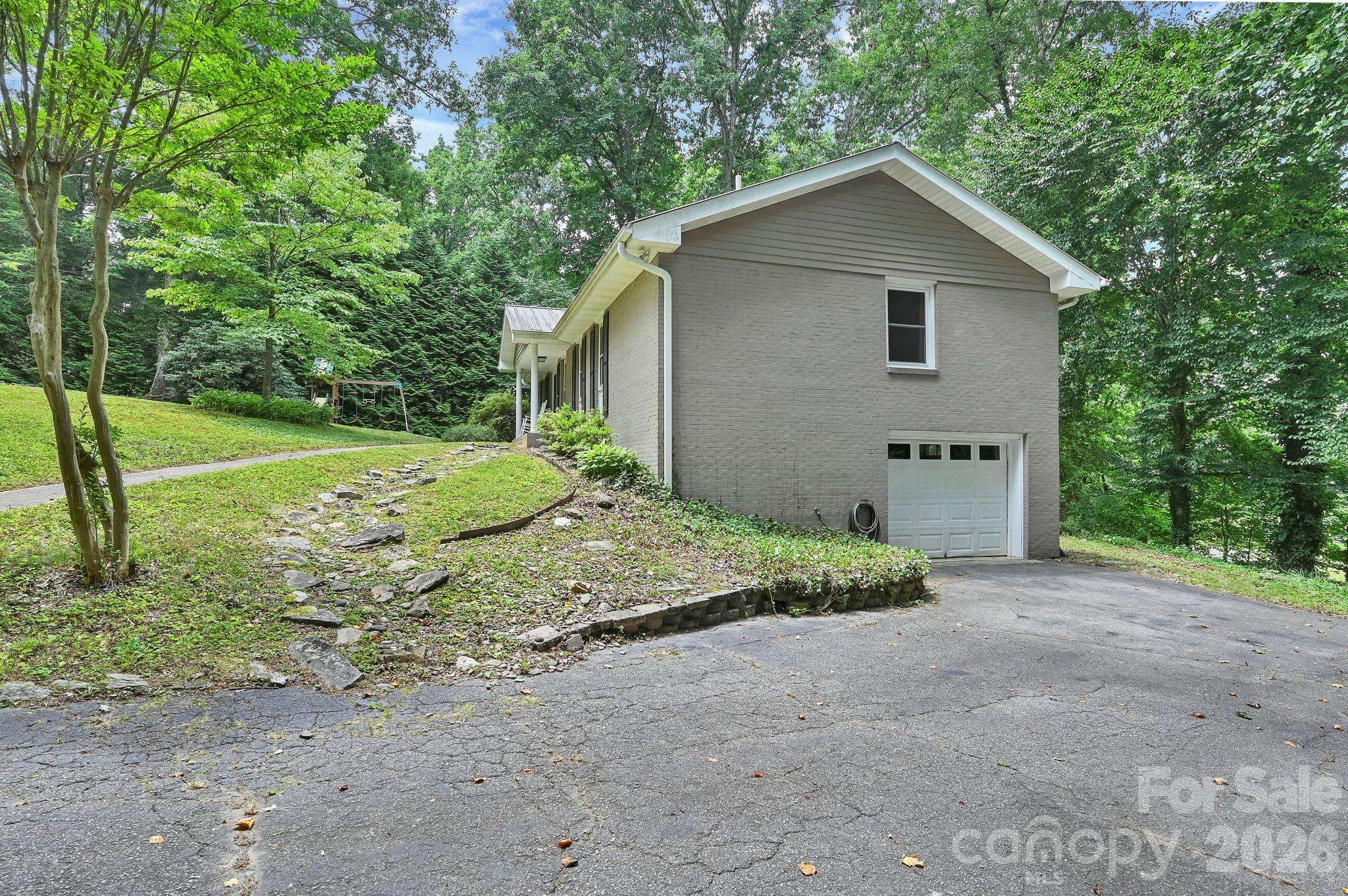 222 Timberlane DR, Etowah, NC 28729
