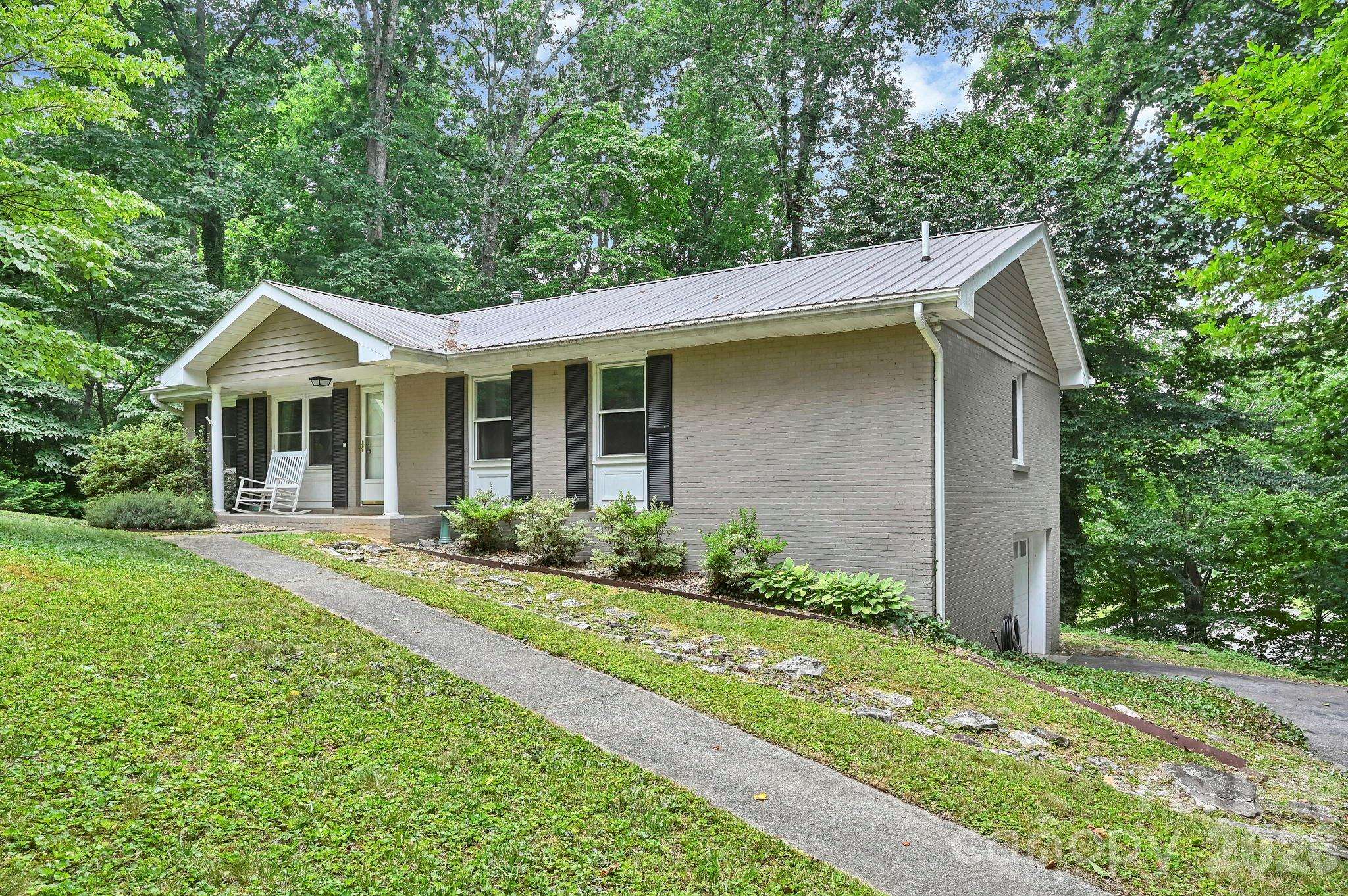 222 Timberlane DR, Etowah, NC 28729