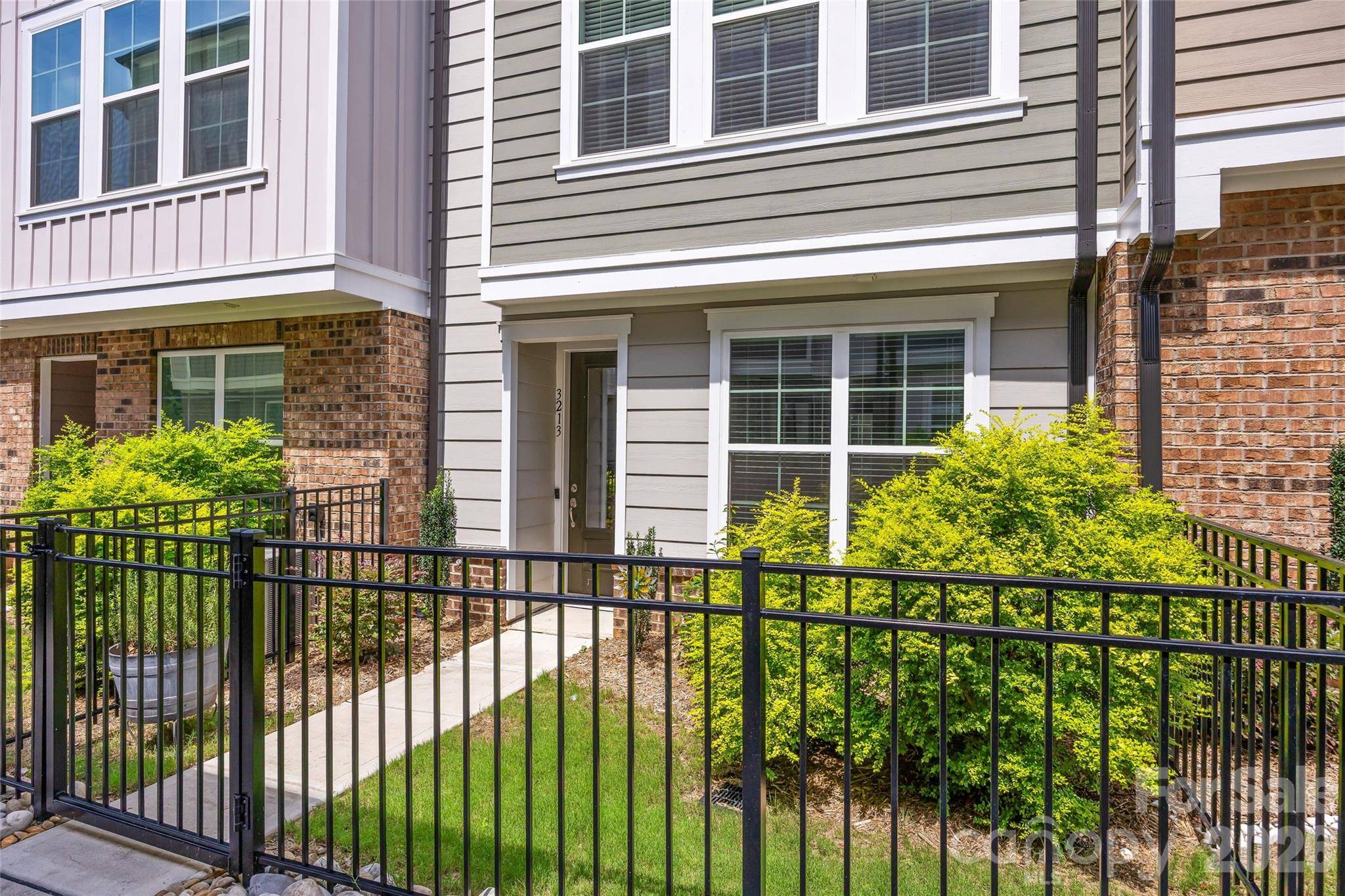 3213 Zenith LN, Charlotte, NC 28205